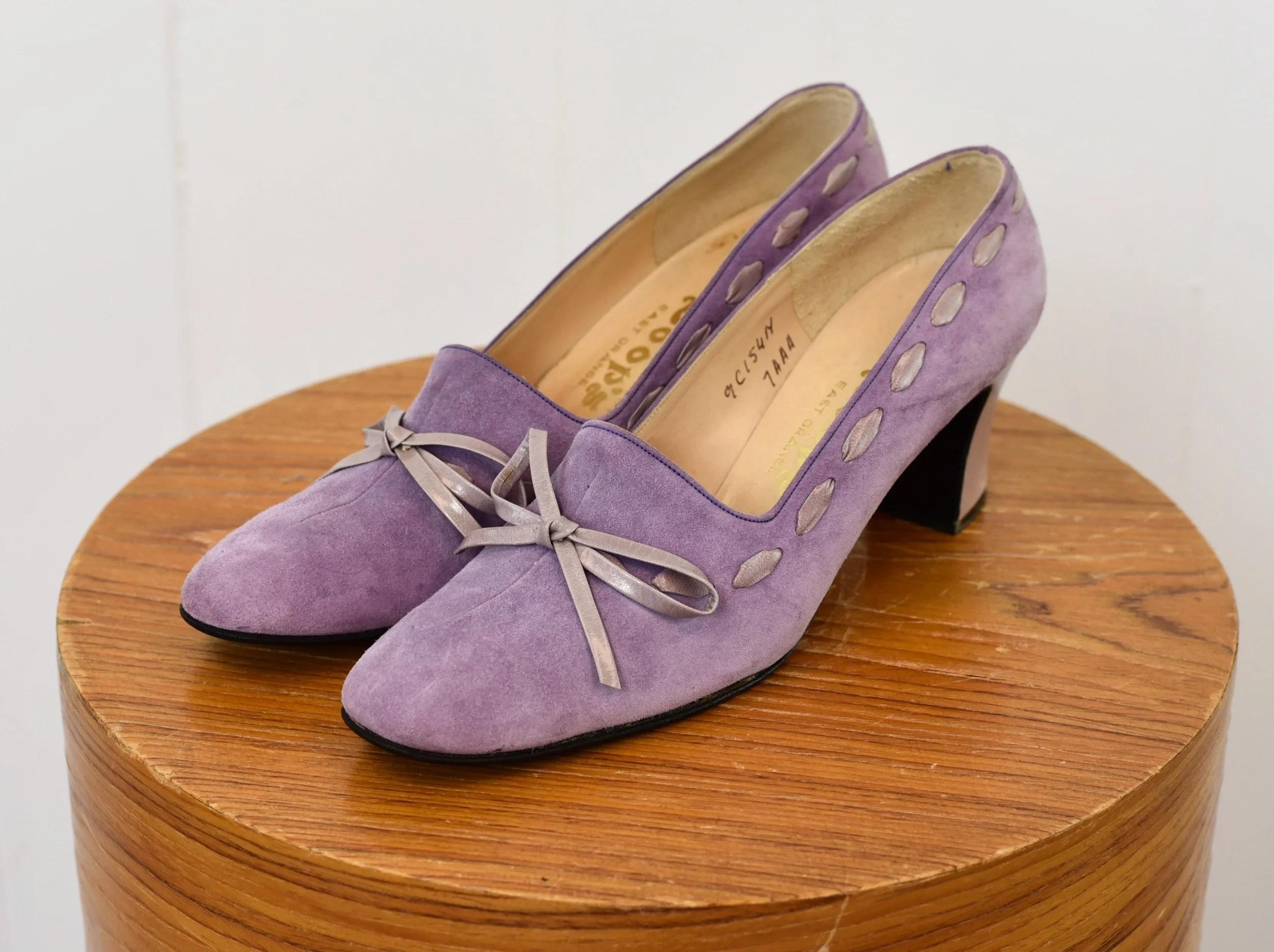 1950s 1960s Lavender Light Purple Suede Leather Bow Heels Pumps Shoes Canned Ham Vintage